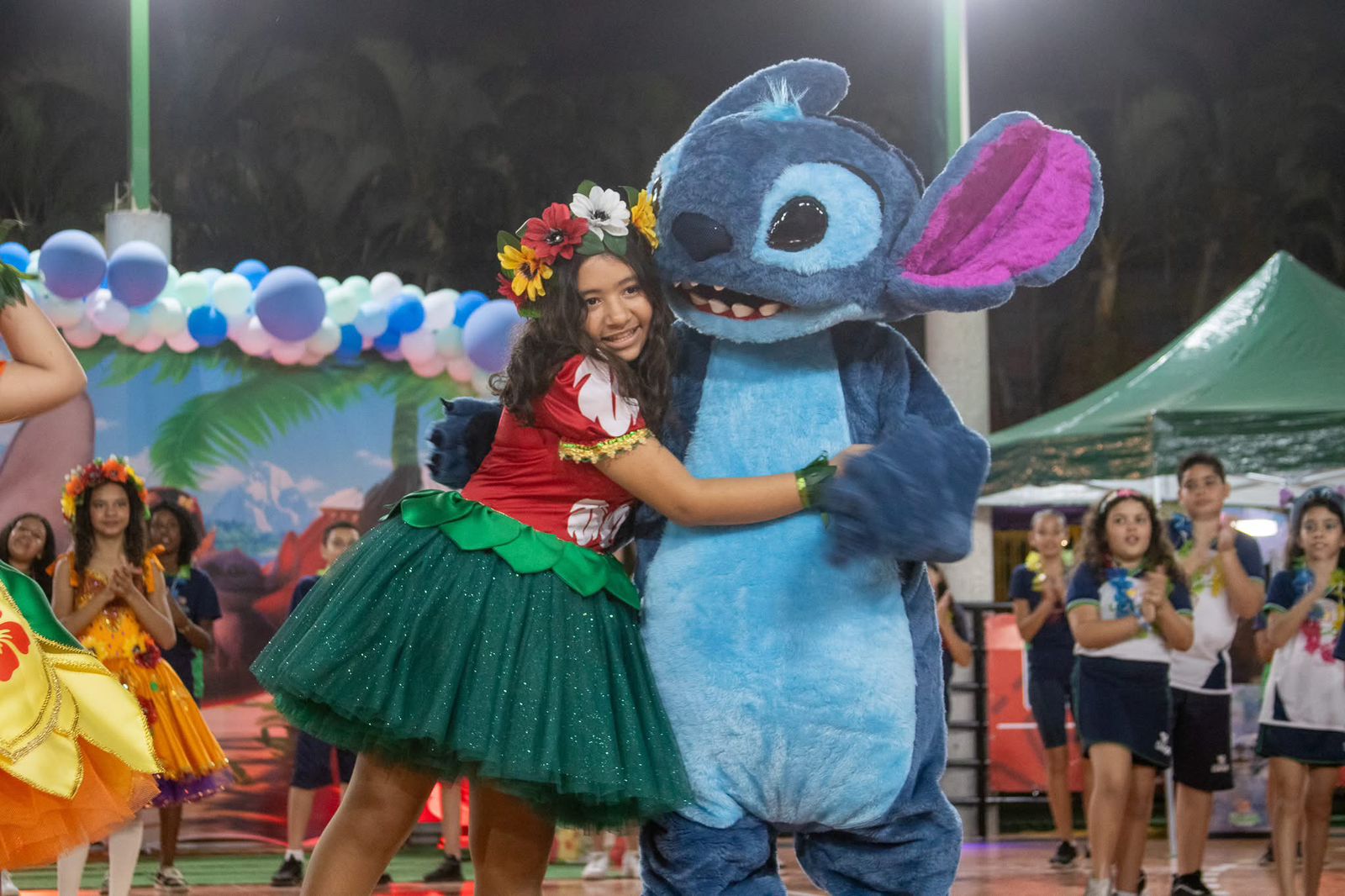 Apresentação cultural com personagem temático e alunos do Colégio Lógica