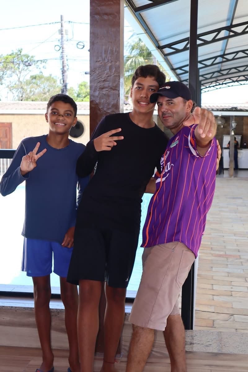 Alunos com professor de educação física do Colégio Lógica