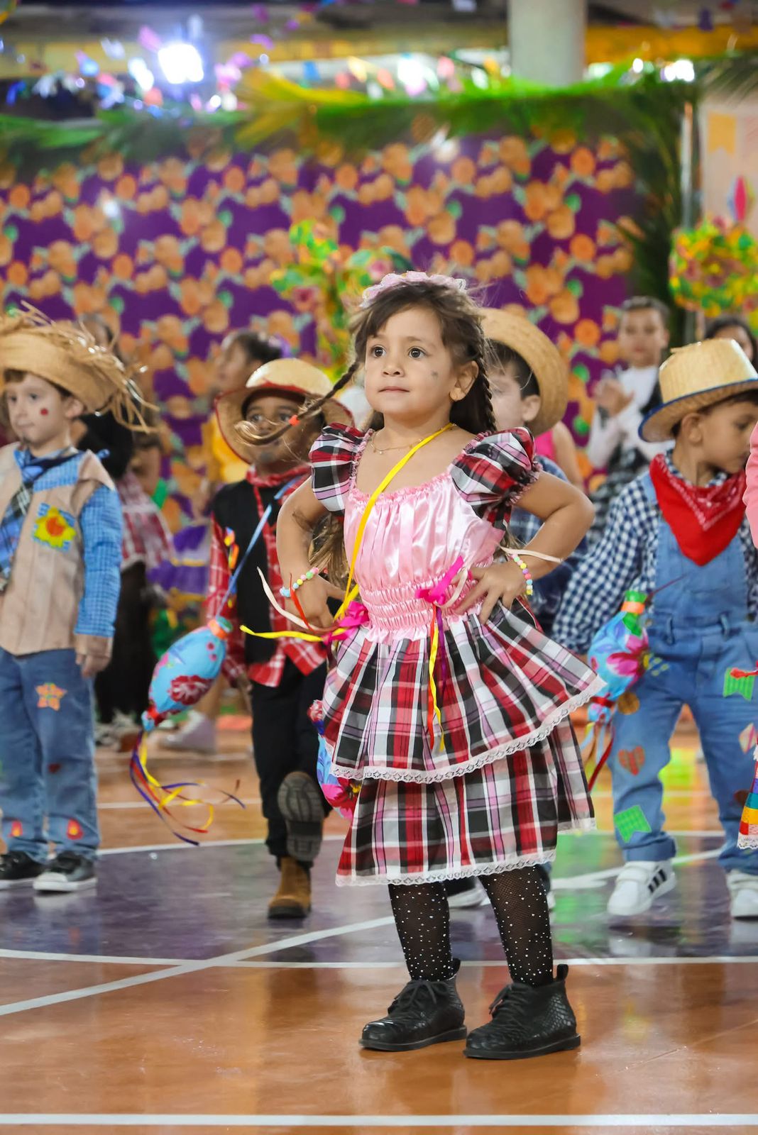 Aluna em apresentação de festa junina