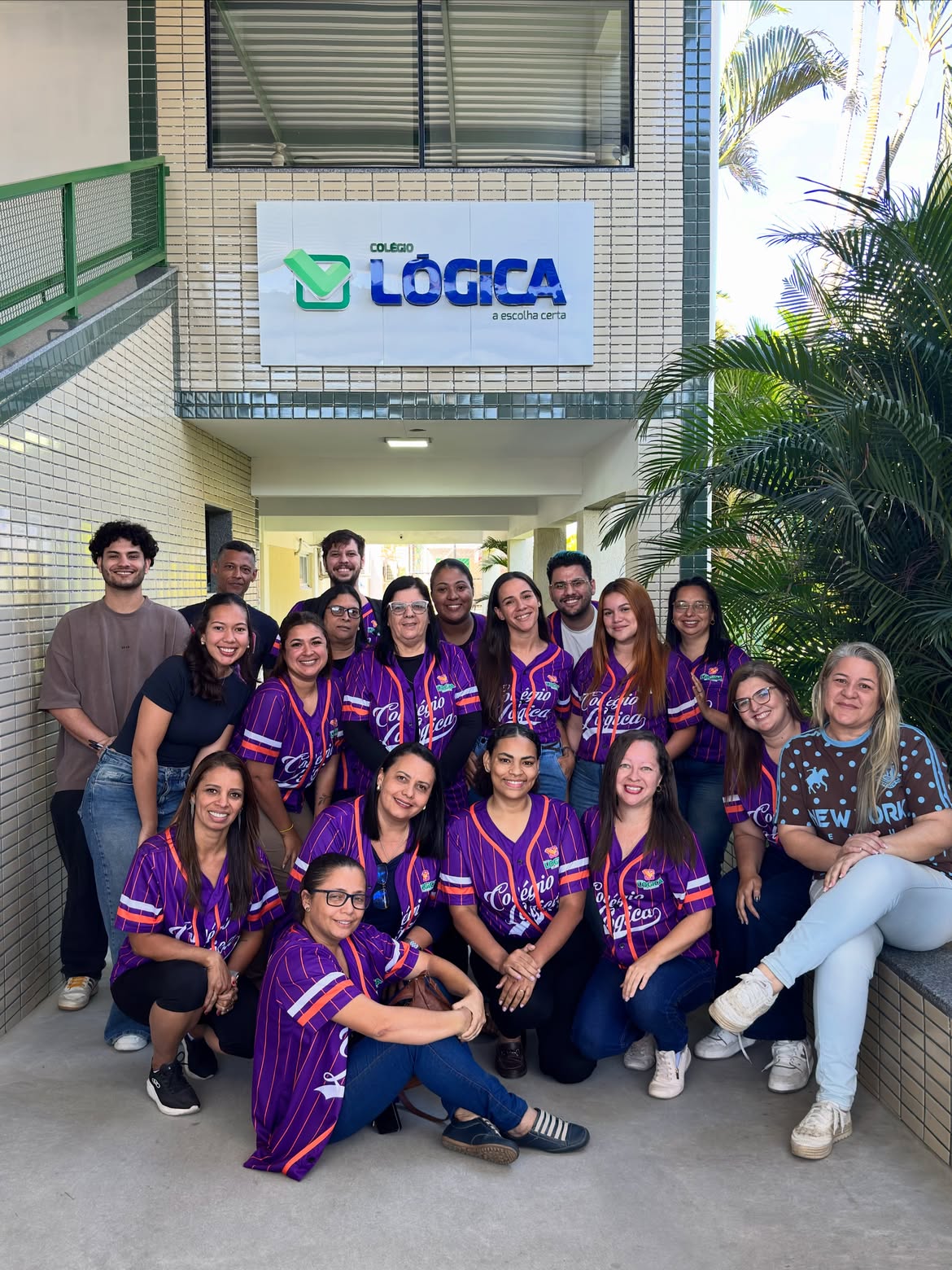 Equipe do Colégio Lógica reunida na entrada da escola