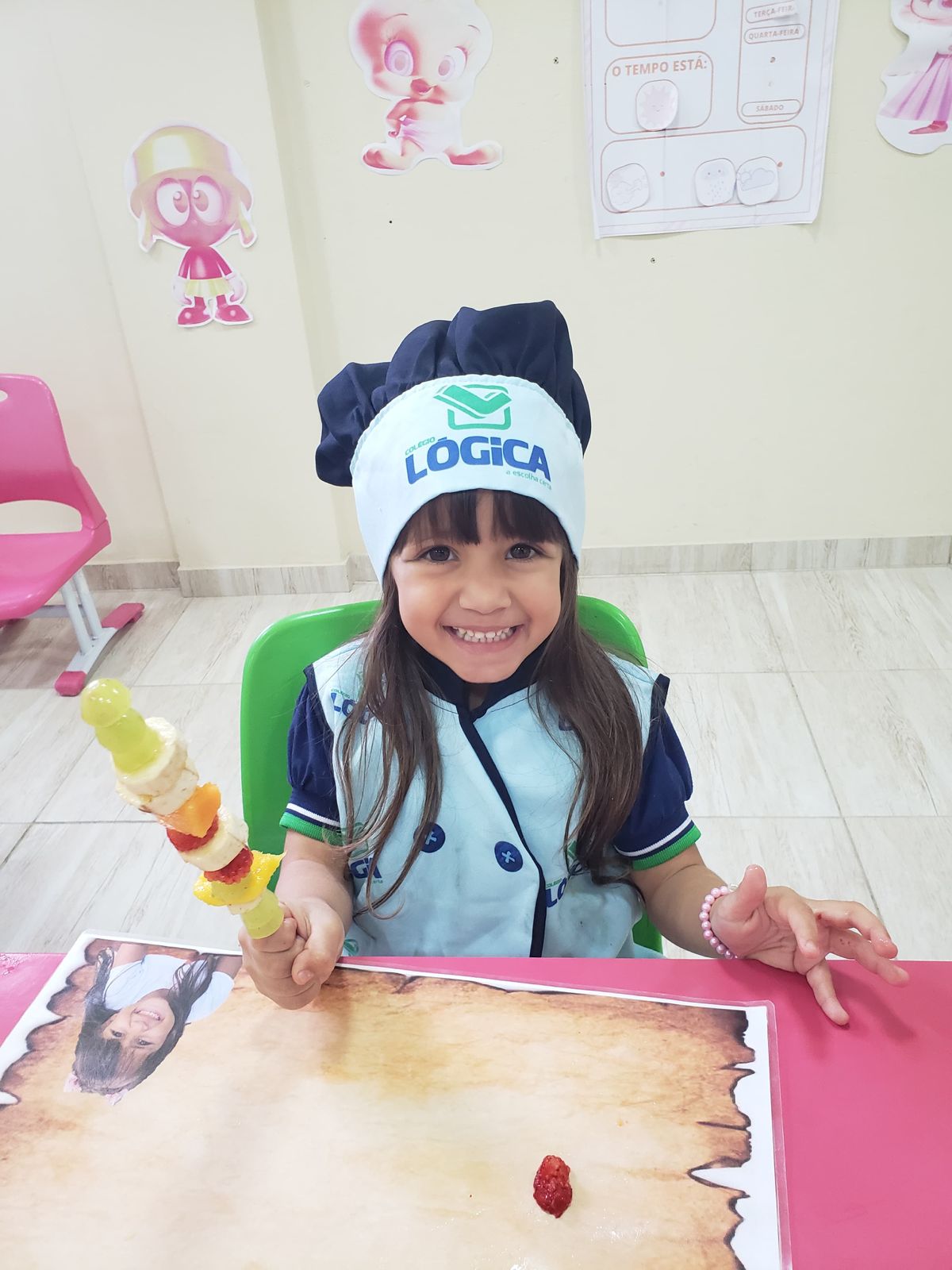Aluna da Educação Infantil em atividade culinária